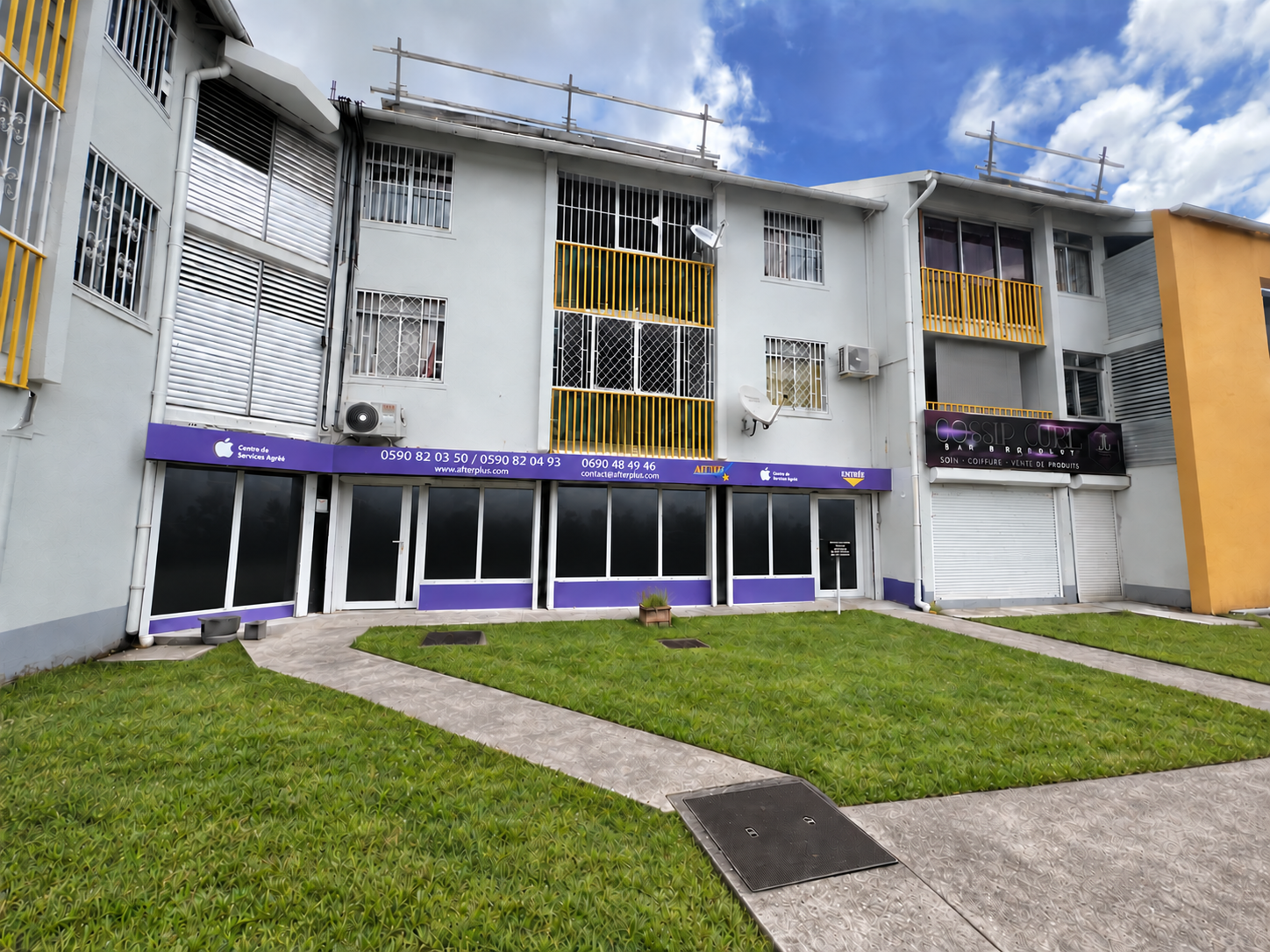 Devanture violette du centre After Plus aux Abymes